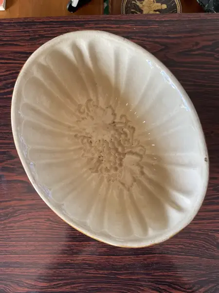 Foto de um(a) Antiga Rara Forma Original Faiança Majólica Alemã Art Deco, da categoria de Travessas e tigelas. Antiga e rara forma em faiança/majólica alemã, decoração com uvas. Peça muito decorativa e toda original do século XX.Altura... Mostrado de uma perspectiva diferente. Vendido no marketplace Trésors.