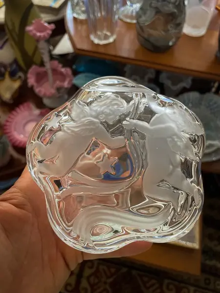 Foto de um(a) Antiga Caixa Decorativa Figura Anjo Cristal Francês Satiné, da categoria de Cestos e Caixas. Antiga caixa decorativa em cristal francês, com belíssima decoração de anjos satiné em baixo relevo. Peça importante, de... Mostrado de uma perspectiva diferente. Vendido no marketplace Trésors.