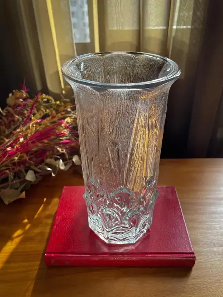 Foto de um(a) Antigo Lindo Vaso Jarro Art Deco Em Cristal Italiano Satiné, da categoria de Vasos. ~ Italy Glass ~Antigo e chiquíssimo vaso artístico em grosso cristal italiano satiné. Decoração com folhas e linhas, traços... Mostrado de uma perspectiva diferente. Vendido no marketplace Trésors.