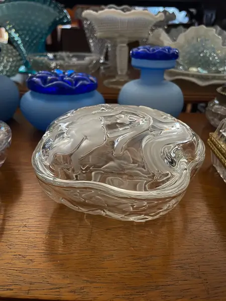 Foto de um(a) Antiga Caixa Decorativa Figura Anjo Cristal Francês Satiné, da categoria de Cestos e Caixas. Antiga caixa decorativa em cristal francês, com belíssima decoração de anjos satiné em baixo relevo. Peça importante, de... Mostrado de uma perspectiva diferente. Vendido no marketplace Trésors.