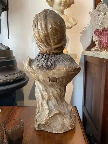 Foto de um(a) Antigo Busto Escultura Blackamoor Em Terracota Austríaca, da categoria de Escultura. Importante busto de mulher seminua em terracota, início do século XX. Peça artística, toda feita à mão Altura 39cm. Mostrado de uma perspectiva diferente. Vendido no marketplace Trésors.