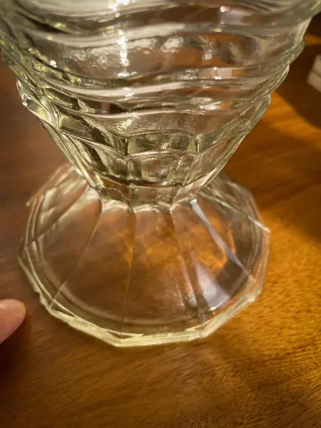 Foto de um(a) Antigo Vaso Artístico Vidro Alemão Walther & Sohne Art Deco, da categoria de Vasos. ~ Walther & Sohne ~Antigo e sofisticado vaso artístico em vidro. Peça de ótima qualidade, moldado e lapidado com pelicanos... Mostrado de uma perspectiva diferente. Vendido no marketplace Trésors.