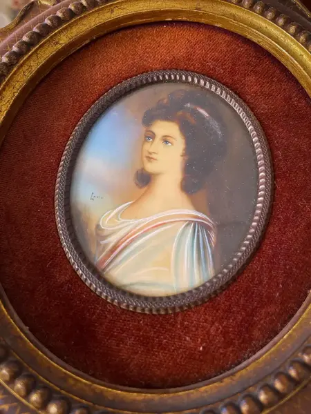 Foto de um(a) Antigo Par De Quadro Francês Portrait Miniature Pintura Óleo, da categoria de Pinturas. ~ Portrait miniature ~ Antigo e raro par de quadrinhos franceses, com figura central de damas pintadas à mão em folha de... Mostrado de uma perspectiva diferente. Vendido no marketplace Trésors.