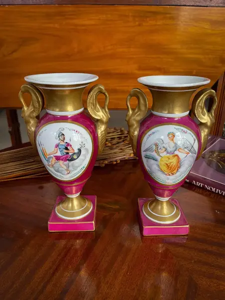 Foto de um(a) Antigo Par Vasos Porcelana França Vieux Paris Louis Philippe, da categoria de Vasos. ~ Louis Philippe ~Antigo e clássico par de vasos com alças estilo ânfora em porcelana artística francesa Vieux Paris. Linda... Mostrado de uma perspectiva diferente. Vendido no marketplace Trésors.