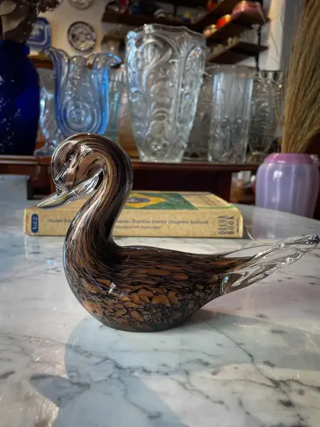 Foto de um(a) Antiga Escultura De Pato Art Deco Murano Italiano Com Ouro, da categoria de Escultura. ~ Italy Glass ~ Antiga escultura artística representando pato em cristal de Murano com ouro em sua composição. Peça feita à... Mostrado de uma perspectiva diferente. Vendido no marketplace Trésors.