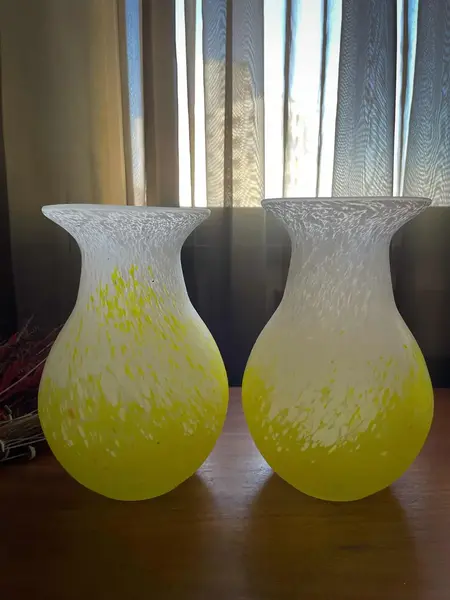 Foto de um(a) Antigo Par De Vasos Jarros Art Deco Em Murano Pâte De Verre, da categoria de Vasos. ~ Pâte de Verre ~Antigo e belíssimo par de vasos artísticos em Murano amarelo com rajados em branco e pequenos pontos em... Mostrado de uma perspectiva diferente. Vendido no marketplace Trésors.