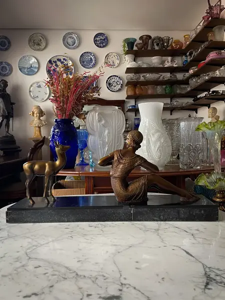 Foto de um(a) Antiga Escultura Bronze Art Deco Dama Com Veado Chiparus, da categoria de Escultura. ~ Demétre H. Chiparus ~Antiga e grande escultura do renomado mestre do Art Deco, Chiparus. Obra representando dama com... Mostrado de uma perspectiva diferente. Vendido no marketplace Trésors.