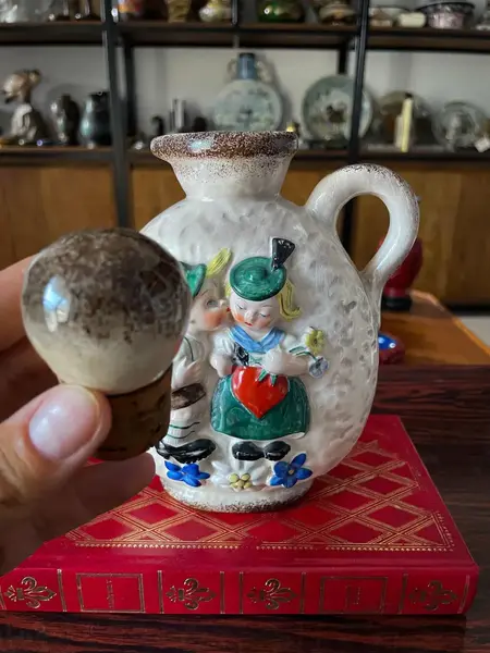 Foto de um(a) Antiga Rara Garrafa Jarra Porcelana Alemã Goebel Art Deco, da categoria de Jarros. ~ Goebel ~Antiga e graciosa jarra de coleção em cerâmica artística alemã da manufatura Goebel, com selo da década de 1950 e... Mostrado de uma perspectiva diferente. Vendido no marketplace Trésors.