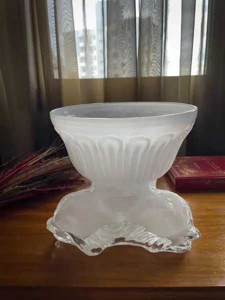 Foto de um(a) Antigo Vaso Centro De Mesa Cachepot Opalina Branca Leitosa, da categoria de Cachepot. ~ Moule Pressed Glass ~ Excepcional vaso/cachepot em opalina branca leitosa, linda decoração com peixes em relevo. Peça... Mostrado de uma perspectiva diferente. Vendido no marketplace Trésors.
