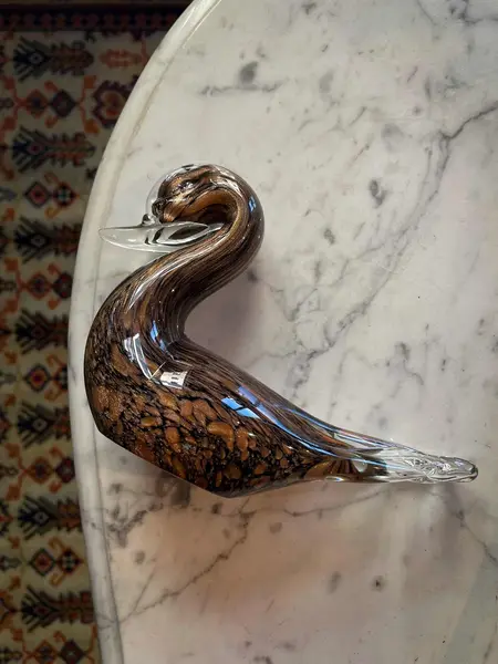 Foto de um(a) Antiga Escultura De Pato Art Deco Murano Italiano Com Ouro, da categoria de Escultura. ~ Italy Glass ~ Antiga escultura artística representando pato em cristal de Murano com ouro em sua composição. Peça feita à... Mostrado de uma perspectiva diferente. Vendido no marketplace Trésors.