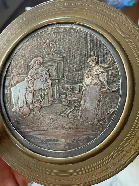 Foto de um(a) Antiga Caixa Porta Joias Artístico Bronze E Prata Assinado, da categoria de Porta-Jóias. Antiga caixa francesa porta joias em bronze trabalhado. Peça feita à mao e assinada.Super versátil e decorativa para um... Mostrado de uma perspectiva diferente. Vendido no marketplace Trésors.