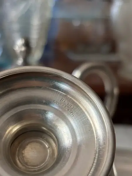 Foto de um(a) Antigo Conjunto De Café Chá Bandeja Bule Em Prata Eberle, da categoria de Conjuntos de café e chá. ~ Eberle Silverplated ~Antigo e elegante conjunto de chá composto por quatro peças, sendo elas; uma bandeja, um bule, uma... Mostrado de uma perspectiva diferente. Vendido no marketplace Trésors.