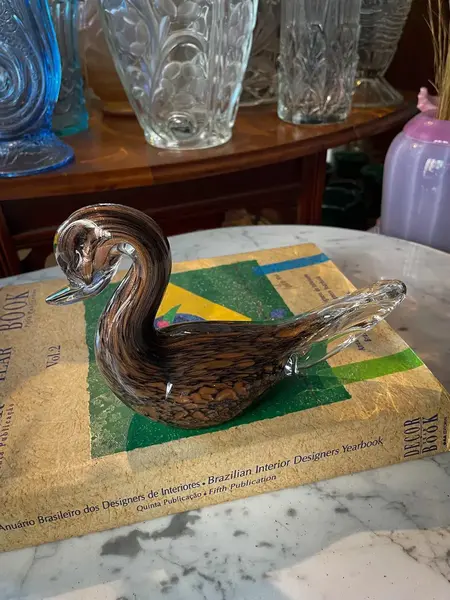 Foto de um(a) Antiga Escultura De Pato Art Deco Murano Italiano Com Ouro, da categoria de Escultura. ~ Italy Glass ~ Antiga escultura artística representando pato em cristal de Murano com ouro em sua composição. Peça feita à... Mostrado de uma perspectiva diferente. Vendido no marketplace Trésors.