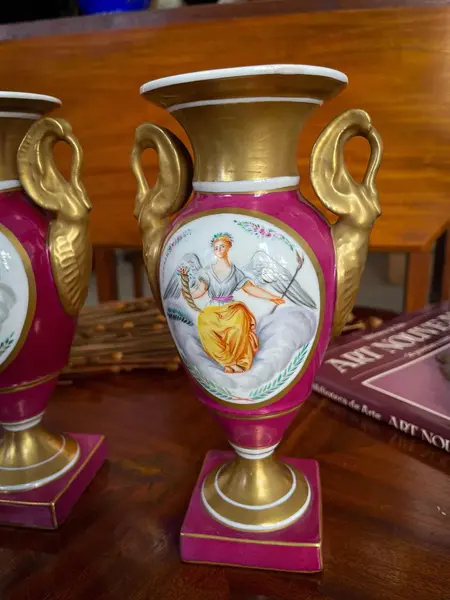 Foto de um(a) Antigo Par Vasos Porcelana França Vieux Paris Louis Philippe, da categoria de Vasos. ~ Louis Philippe ~Antigo e clássico par de vasos com alças estilo ânfora em porcelana artística francesa Vieux Paris. Linda... Mostrado de uma perspectiva diferente. Vendido no marketplace Trésors.