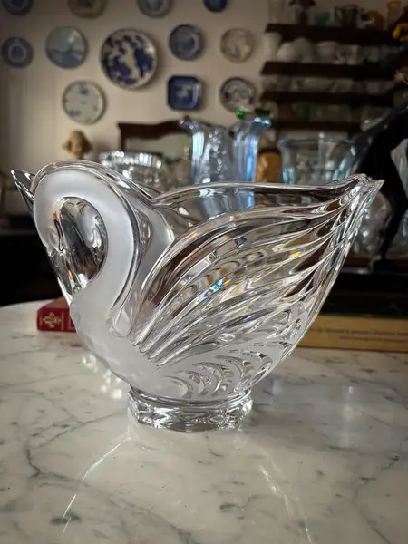 Foto de um(a) Antigo Vaso Centro De Mesa Cisne Cristal Francês Satiné, da categoria de Centro de mesa. Antigo e belíssimo vaso, centro de mesa em cristal francês, com decoração de cisnes em relevo. Ótimo tamanho para fazer... Mostrado de uma perspectiva diferente. Vendido no marketplace Trésors.