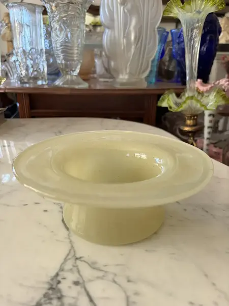 Foto de um(a) Antigo Bowl Decorativo Em Legítimo Murano Studio Glass, da categoria de Objetos decorativos. Studio GlassAntigo bowl decorativo no formato de cartola em Murano artístico, meio leitoso. Linda cor, chique. Combina com... Mostrado de uma perspectiva diferente. Vendido no marketplace Trésors.