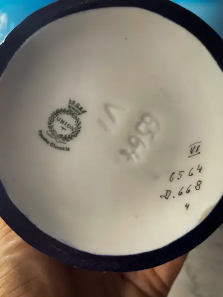 Foto de um(a) Antigo Raro Vaso Art Nouveau Porcelana Tcheco Com Damas, da categoria de Vasos. Antigo e maravilhoso vaso artístico em porcelana azul cobalto procedente da Czechoslovakia. Decoração central com linda cena... Mostrado de uma perspectiva diferente. Vendido no marketplace Trésors.