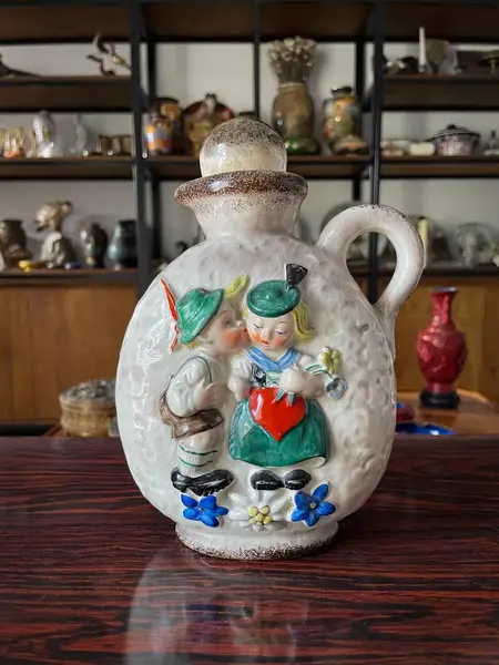 Foto de um(a) Antiga Rara Garrafa Jarra Porcelana Alemã Goebel Art Deco, da categoria de Jarros. ~ Goebel ~Antiga e graciosa jarra de coleção em cerâmica artística alemã da manufatura Goebel, com selo da década de 1950 e... Mostrado de uma perspectiva diferente. Vendido no marketplace Trésors.