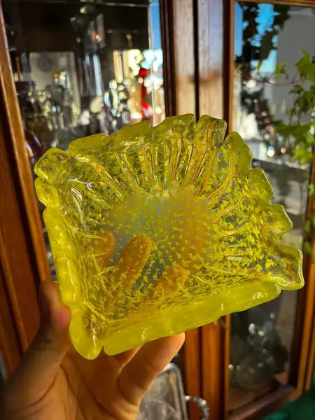 Foto de um(a) Antigo Bowl Decorativo Murano Italiano Amarelo Década 1960, da categoria de Travessas e tigelas. Antigo bowl decorativo em Murano italiano na cor amarelo. Peça artística, feita à mão. Original da década de 1960. Medidas... Mostrado de uma perspectiva diferente. Vendido no marketplace Trésors.