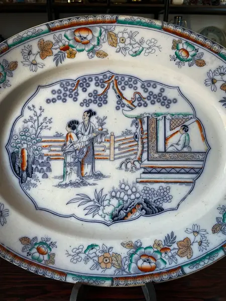 Foto de um(a) Antigo Prato Travessa Porcelana Oriental Imari Red Flow Blue, da categoria de Travessas e tigelas. Antigo e grande prato/travessa em porcelana artística inglesa Imari Red Flow Blue. Período Vitoriano. Pintado à mão.... Mostrado de uma perspectiva diferente. Vendido no marketplace Trésors.