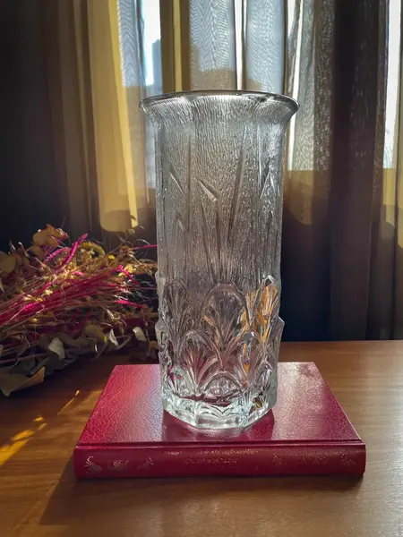Foto de um(a) Antigo Lindo Vaso Jarro Art Deco Em Cristal Italiano Satiné, da categoria de Vasos. ~ Italy Glass ~Antigo e chiquíssimo vaso artístico em grosso cristal italiano satiné. Decoração com folhas e linhas, traços... Mostrado de uma perspectiva diferente. Vendido no marketplace Trésors.