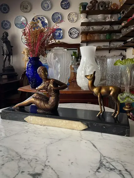 Foto de um(a) Antiga Escultura Bronze Art Deco Dama Com Veado Chiparus, da categoria de Escultura. ~ Demétre H. Chiparus ~Antiga e grande escultura do renomado mestre do Art Deco, Chiparus. Obra representando dama com... Mostrado de uma perspectiva diferente. Vendido no marketplace Trésors.