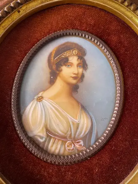 Foto de um(a) Antigo Par De Quadro Francês Portrait Miniature Pintura Óleo, da categoria de Pinturas. ~ Portrait miniature ~ Antigo e raro par de quadrinhos franceses, com figura central de damas pintadas à mão em folha de... Mostrado de uma perspectiva diferente. Vendido no marketplace Trésors.