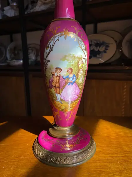 Foto de um(a) Antigo Abajur Luminária Rosa Porcelana Francesa Limoges, da categoria de Abajures. ~ Limoges ~Antigo e lindo abajur em porcelana artística francesa, decoração com cena galante Fragonard e filetes de 18k.... Mostrado de uma perspectiva diferente. Vendido no marketplace Trésors.