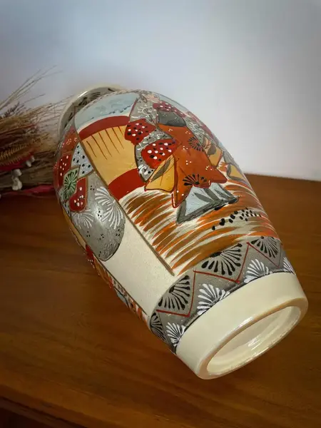 Foto de um(a) Antigo Vaso Jarro Porcelana Oriental Satsuma Meiji Séc XIX, da categoria de Vasos. Antigo e importante vaso oriental em porcelana japonesa Satsuma, período Meiji. Figuras de samurais pintados à mão. Uma... Mostrado de uma perspectiva diferente. Vendido no marketplace Trésors.