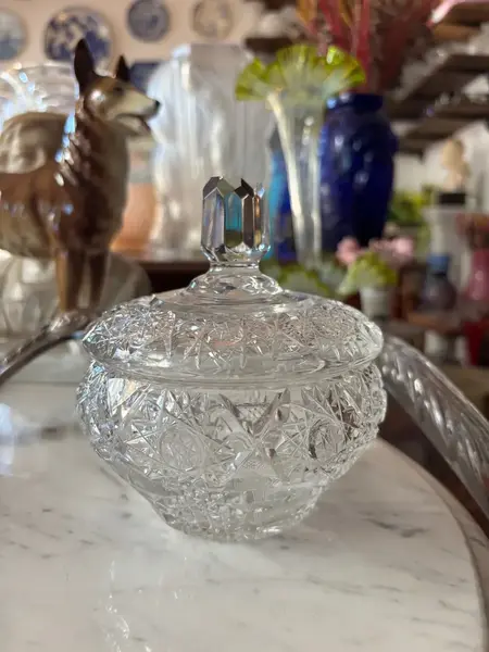 Foto de um(a) Antiga Caixa Porta Joias Bomboniere Cristal Tcheco Lapidado, da categoria de Garrafas, potes e jarros. Antiga e especial caixa decorativa em cristal Tcheco, com primorosa lapidação manual.Seja como porta joias, bomboniere ou... Mostrado de uma perspectiva diferente. Vendido no marketplace Trésors.
