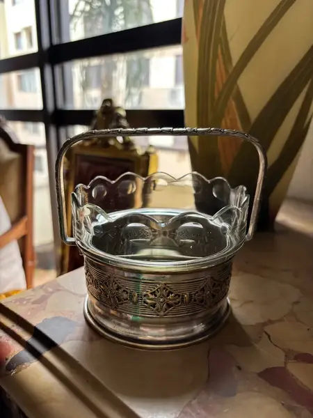 Foto de um(a) Antiga Cestinha Art Deco Em Prata Wmf E Cristal Lapidado, da categoria de Cestos e Caixas. Antiga e preciosa cestinha decorativa em metal espessurado a prata e cristal lapidado. Peça em seu estado original, do... Mostrado de uma perspectiva diferente. Vendido no marketplace Trésors.