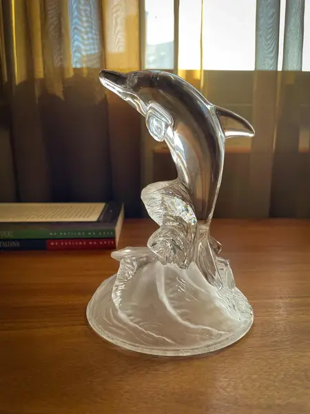 Foto de um(a) Antiga Escultura Art Deco Golfinho Cristal Francês Luminarc, da categoria de Escultura. Luminarc - Verrerie D’arques, France. Antiga e decorativa escultura artística representando golfinho em cristal francês com... Mostrado de uma perspectiva diferente. Vendido no marketplace Trésors.