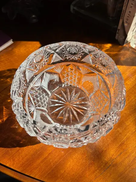 Foto de um(a) Antiga Caixa Porta Joias Bomboniere Cristal Tcheco Lapidado, da categoria de Garrafas, potes e jarros. Antiga e especial caixa decorativa em cristal Tcheco, com primorosa lapidação manual.Seja como porta joias, bomboniere ou... Mostrado de uma perspectiva diferente. Vendido no marketplace Trésors.