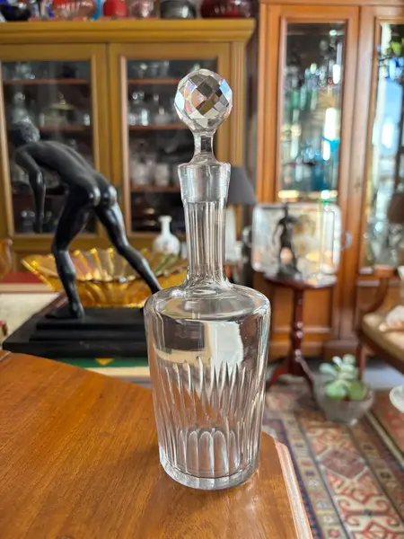 Foto de um(a) Antiga Garrafa Galheteiro Licoreira Cristal France Baccarat, da categoria de Garrafas, potes e jarros. Antiga e finíssima garrafa em cristal francês Baccarat. Peça versátil, pode ser usada como galheteiro. Design clássico e... Mostrado de uma perspectiva diferente. Vendido no marketplace Trésors.