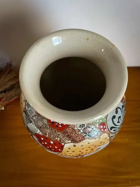 Foto de um(a) Antigo Vaso Jarro Porcelana Oriental Satsuma Meiji Séc XIX, da categoria de Vasos. Antigo e importante vaso oriental em porcelana japonesa Satsuma, período Meiji. Figuras de samurais pintados à mão. Uma... Mostrado de uma perspectiva diferente. Vendido no marketplace Trésors.