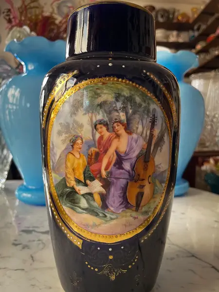 Foto de um(a) Antigo Raro Vaso Art Nouveau Porcelana Tcheco Com Damas, da categoria de Vasos. Antigo e maravilhoso vaso artístico em porcelana azul cobalto procedente da Czechoslovakia. Decoração central com linda cena... Mostrado de uma perspectiva diferente. Vendido no marketplace Trésors.