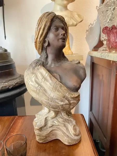 Foto de um(a) Antigo Busto Escultura Blackamoor Em Terracota Austríaca, da categoria de Escultura. Importante busto de mulher seminua em terracota, início do século XX. Peça artística, toda feita à mão Altura 39cm. Mostrado de uma perspectiva diferente. Vendido no marketplace Trésors.