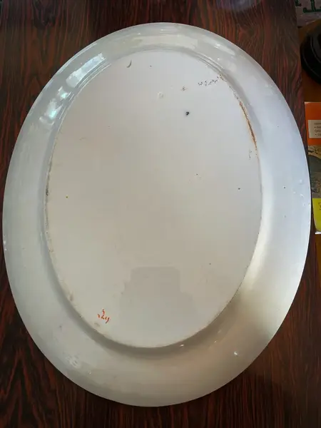 Foto de um(a) Antigo Prato Travessa Porcelana Oriental Imari Red Flow Blue, da categoria de Travessas e tigelas. Antigo e grande prato/travessa em porcelana artística inglesa Imari Red Flow Blue. Período Vitoriano. Pintado à mão.... Mostrado de uma perspectiva diferente. Vendido no marketplace Trésors.