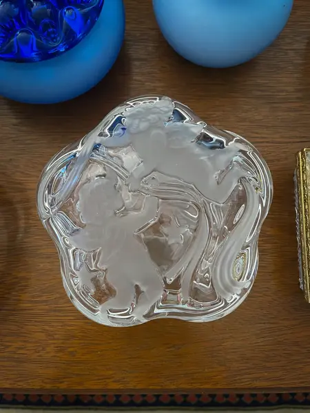 Foto de um(a) Antiga Caixa Decorativa Figura Anjo Cristal Francês Satiné, da categoria de Cestos e Caixas. Antiga caixa decorativa em cristal francês, com belíssima decoração de anjos satiné em baixo relevo. Peça importante, de... Mostrado de uma perspectiva diferente. Vendido no marketplace Trésors.