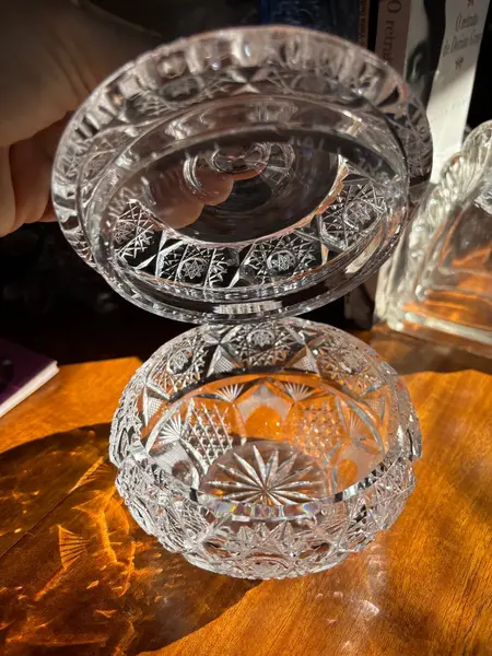 Foto de um(a) Antiga Caixa Porta Joias Bomboniere Cristal Tcheco Lapidado, da categoria de Garrafas, potes e jarros. Antiga e especial caixa decorativa em cristal Tcheco, com primorosa lapidação manual.Seja como porta joias, bomboniere ou... Mostrado de uma perspectiva diferente. Vendido no marketplace Trésors.