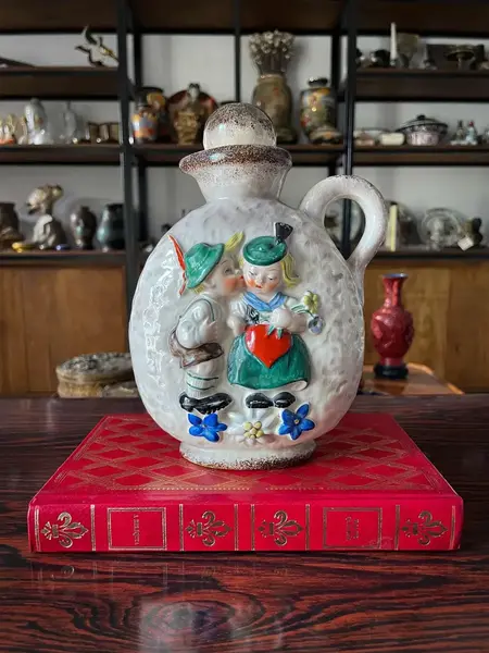 Foto de um(a) Antiga Rara Garrafa Jarra Porcelana Alemã Goebel Art Deco, da categoria de Jarros. ~ Goebel ~Antiga e graciosa jarra de coleção em cerâmica artística alemã da manufatura Goebel, com selo da década de 1950 e... Mostrado de uma perspectiva diferente. Vendido no marketplace Trésors.