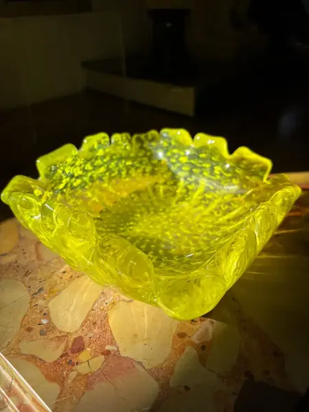 Foto de um(a) Antigo Bowl Decorativo Murano Italiano Amarelo Década 1960, da categoria de Travessas e tigelas. Antigo bowl decorativo em Murano italiano na cor amarelo. Peça artística, feita à mão. Original da década de 1960. Medidas... Mostrado de uma perspectiva diferente. Vendido no marketplace Trésors.