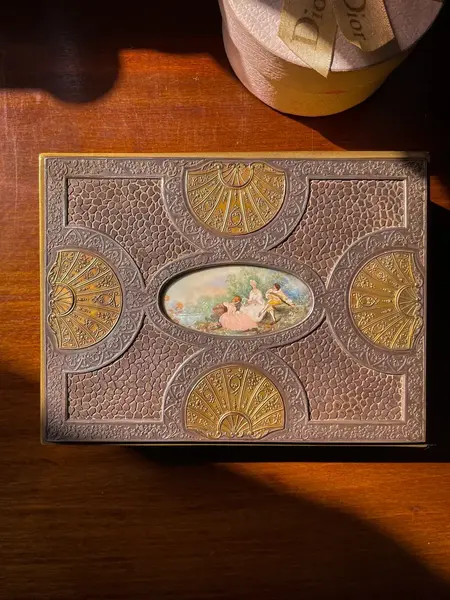 Foto de um(a) Antiga Rara Caixa Porta Joias Bronze Francês Com Portrait, da categoria de Cestos e Caixas. Uma verdadeira joia para guardar as suas joias. Para quem gosta de peças exclusivas. Antiga e rara caixa francesa em bronze... Mostrado de uma perspectiva diferente. Vendido no marketplace Trésors.