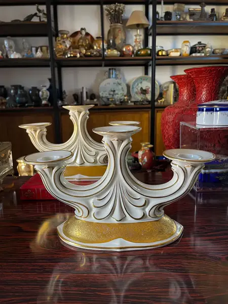 Foto de um(a) Antigo Par De Candelabros Castiçal Porcelana Alemã Art Deco, da categoria de Castiçais. ~ Koenigszelt Germany ~ Antigo e sofisticado par de candelabros para três velas. Porcelana artística alemã com detalhes em... Mostrado de uma perspectiva diferente. Vendido no marketplace Trésors.