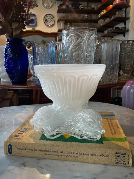 Foto de um(a) Antigo Vaso Centro De Mesa Cachepot Opalina Branca Leitosa, da categoria de Cachepot. ~ Moule Pressed Glass ~ Excepcional vaso/cachepot em opalina branca leitosa, linda decoração com peixes em relevo. Peça... Mostrado de uma perspectiva diferente. Vendido no marketplace Trésors.