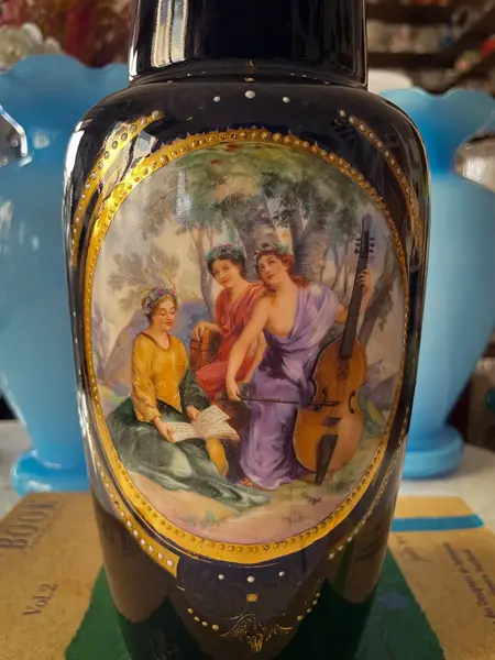 Foto de um(a) Antigo Raro Vaso Art Nouveau Porcelana Tcheco Com Damas, da categoria de Vasos. Antigo e maravilhoso vaso artístico em porcelana azul cobalto procedente da Czechoslovakia. Decoração central com linda cena... Mostrado de uma perspectiva diferente. Vendido no marketplace Trésors.