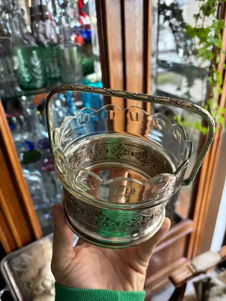 Foto de um(a) Antiga Cestinha Art Deco Em Prata Wmf E Cristal Lapidado, da categoria de Cestos e Caixas. Antiga e preciosa cestinha decorativa em metal espessurado a prata e cristal lapidado. Peça em seu estado original, do... Mostrado de uma perspectiva diferente. Vendido no marketplace Trésors.
