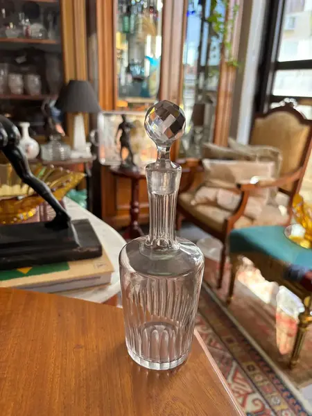 Foto de um(a) Antiga Garrafa Galheteiro Licoreira Cristal France Baccarat, da categoria de Garrafas, potes e jarros. Antiga e finíssima garrafa em cristal francês Baccarat. Peça versátil, pode ser usada como galheteiro. Design clássico e... Mostrado de uma perspectiva diferente. Vendido no marketplace Trésors.