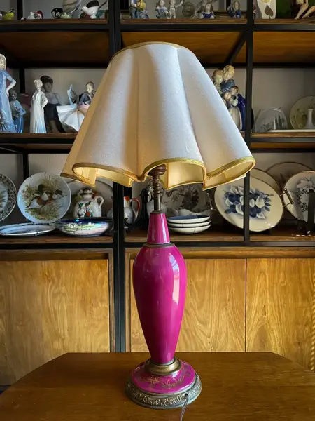 Foto de um(a) Antigo Abajur Luminária Rosa Porcelana Francesa Limoges, da categoria de Abajures. ~ Limoges ~Antigo e lindo abajur em porcelana artística francesa, decoração com cena galante Fragonard e filetes de 18k.... Mostrado de uma perspectiva diferente. Vendido no marketplace Trésors.