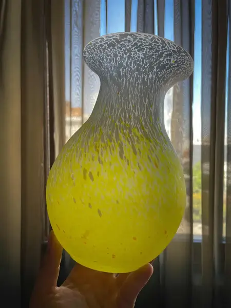 Foto de um(a) Antigo Par De Vasos Jarros Art Deco Em Murano Pâte De Verre, da categoria de Vasos. ~ Pâte de Verre ~Antigo e belíssimo par de vasos artísticos em Murano amarelo com rajados em branco e pequenos pontos em... Mostrado de uma perspectiva diferente. Vendido no marketplace Trésors.